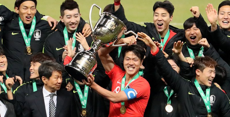 [부산=뉴시스]강종민 기자 = 지난 2019년 12월18일 오후 부산 아시아드 주경기장에서 2019 동아시안컵(EAFF E-1) 챔피언십 남자부 우승을 차지한 대한민국 축구대표팀이 우승트로피를 들어올리며 환호하고 있다. 2019.12.18. ppkjm@newsis.com