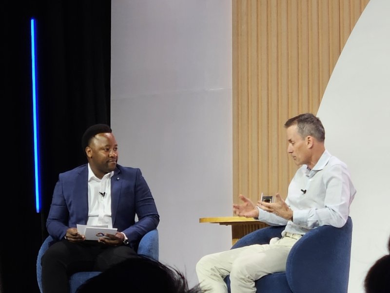 세바스찬 무가잠비 구글 클라우드 시니어 프로덕트 매니저와 제프 딘 (출처=연합뉴스)