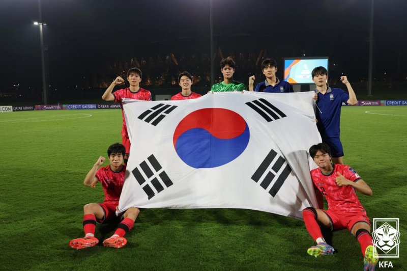 [서울=뉴시스] 10일(현지 시간) 사우디아라비아 킹 압둘라 스포츠시티 스타디움에서 열린 2025 AFC U-17 아시안컵 조별리그 C조 3차전 한국 대 예멘 경기에서 승리한 축구대표팀이 기념촬영 하고 있다. 한국은 이날 경기에서 예멘을 1-0으로 꺾고 8강에 진출했다. (사진=대한축구협회 제공) 2025.04.11. photo@newsis.com *재판매 및 DB 금지