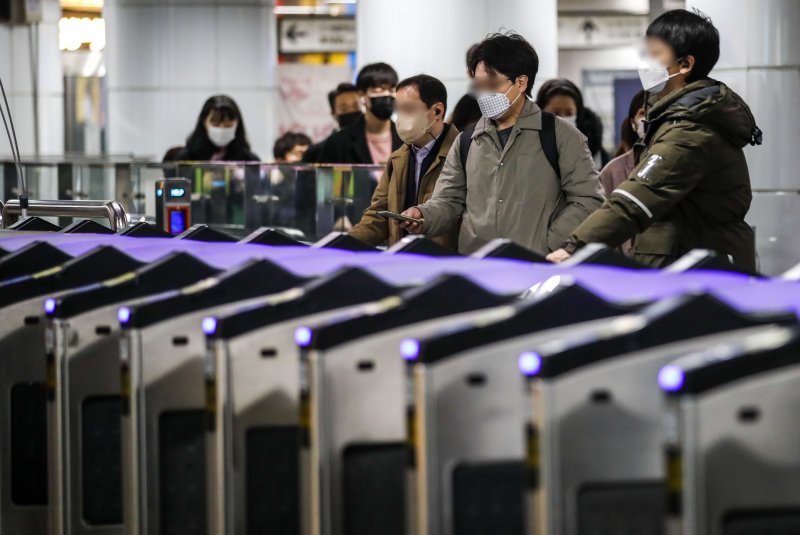[서울=뉴시스] 정병혁 기자 = 서울시가 무임승차 연령(만 65세 이상) 상향 논의에 불을 붙이고 있다. 서울역에서 시민들이 이동하고 있다. 2023.02.07. jhope@newsis.com