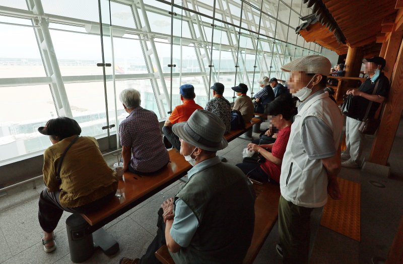 [인천공항=뉴시스] 최동준 기자 =인천국제공항 제1여객터미널 전망대에서 어르신들이 휴식을 취하고 있다. (공동취재사진) 2023.08.02. photo@newsis.com