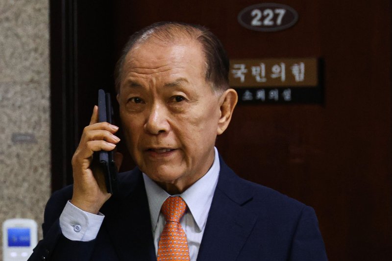 [서울=뉴시스] 권창회 기자 = 황우여 국민의힘 선거관리위원장이 7일 오후 서울 여의도 국회에서 통화를 하며 이동하고 있다. 2025.04.07. kch0523@newsis.com