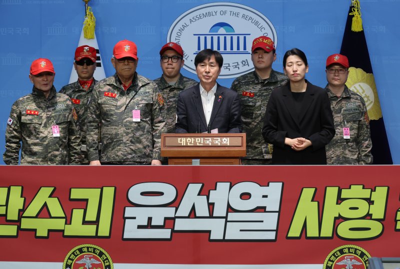 [서울=뉴시스] 고승민 기자 = 한창민 사회민주당 대표와 해병대 예비역 연대 회원들이 8일 서울 여의도 국회 소통관에서 윤석열 전 대통령을 규탄하는 기자회견을 하고 있다. 2025.04.04. kkssmm99@newsis.com