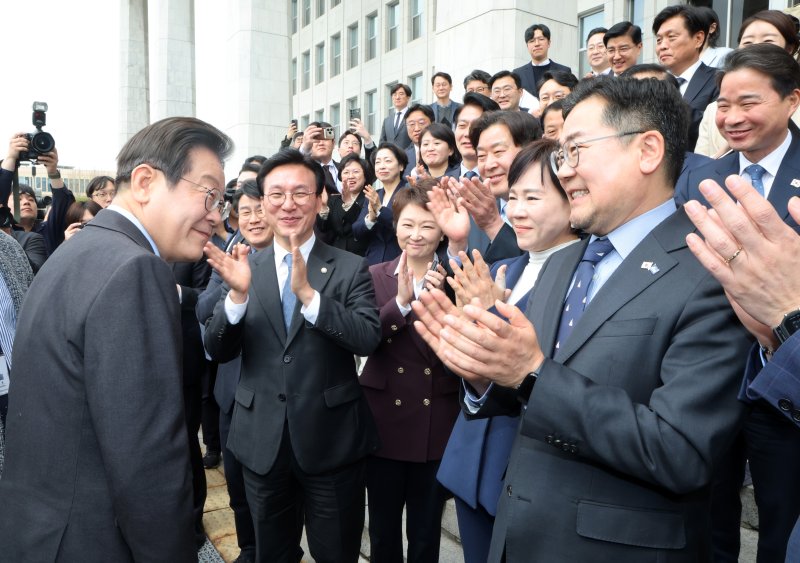 [서울=뉴시스] 권창회 기자 = 이재명 더불어민주당 전 대표가 9일 오전 서울 여의도 국회에서 대표직 사퇴 후 박찬대 원내대표와 최고위원 등 의원들과 기념촬영을 하고 국회를 나서며 박수를 받고 있다. (공동취재) photo@newsis.com