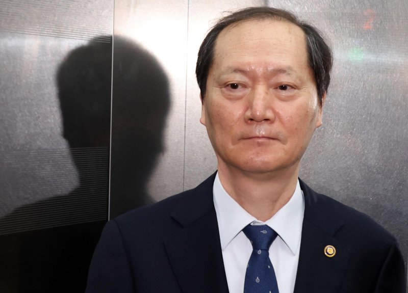 [서울=뉴시스] 조성봉 기자 = 헌법재판관 후보자로 지명된 이완규 법제처장이 9일 오전 서울 여의도 국회에서 열린 법제사법위원회 전체회의 출석을 마치고 엘리베이터로 이동하고 있다. 2025.04.09. suncho21@newsis.com