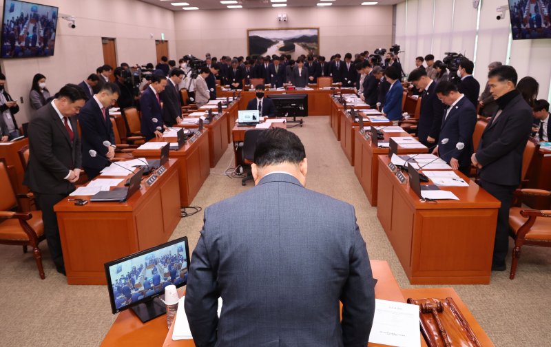 [서울=뉴시스] 권창회 기자 = 10일 오전 서울 여의도 국회에서 열린 농림축산식품해양수산위원회 전체회의에서 어기구 위원장을 비롯한 의원들이 산불피해 희생자들에 대한 묵념을 하고 있다. 2025.04.10. kch0523@newsis.com
