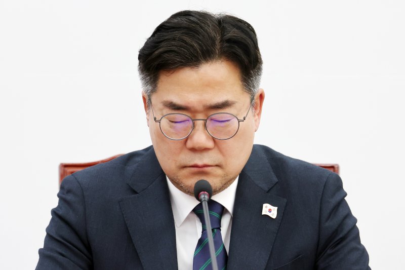 [서울=뉴시스] 조성우 기자 = 박찬대 당대표 직무대행 겸 원내대표가 10일 오전 서울 여의도 국회에서 열린 정책조정회의에서 잠시 생각에 잠겨 있다. 2025.04.10. xconfind@newsis.com