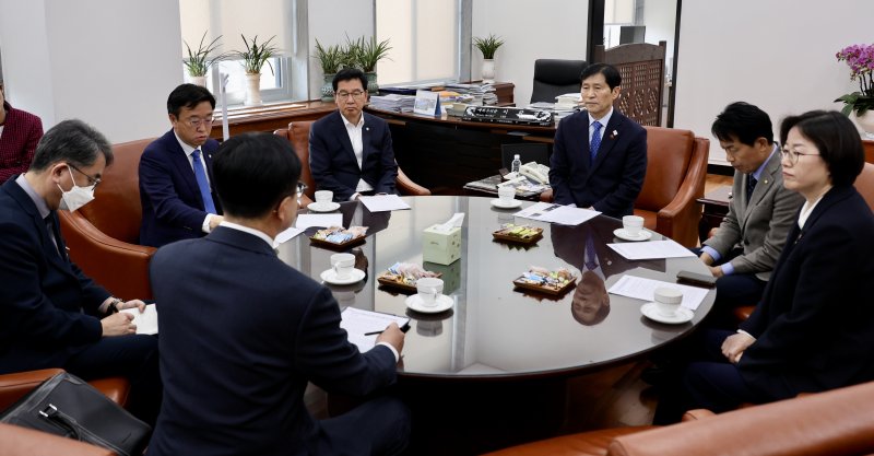 [서울=뉴시스] 고승민 기자 = 정혜경 진보당 의원이 10일 서울 여의도 국회 이학영 부의장실에서 지난달 광화문 농성장에서 발생한 경찰 과잉 진압 사건에 대해 임정주 경찰청 경비국장으로부터 관련 보고 및 사과를 받고 있다. 이날 이학영 국회부의장 및 참석 의원들은 경찰청에 공식적인 공개 사과, 관련 책임자 문책, 재발 방지를 위한 제도 개선 대책 마련 촉구했다. (사진=진보당 제공) 2025.04.10. photo@newsis.com *재판매 및 DB 금지
