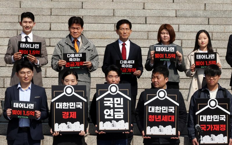 [서울=뉴시스] 조성봉 기자= 대선출마를 선언한 김문수(뒷줄 가운데) 전 고용노동부 장관과 한국사 강사 전한길(왼쪽 두번째) 씨가 11일 오전 서울 여의도 국회 본청 계단에서 열린 연금개혁청년행동의 연금개악 규탄 집회에서 참석해 손피켓을 들고 있다. 2025.04.11. suncho21@newsis.com