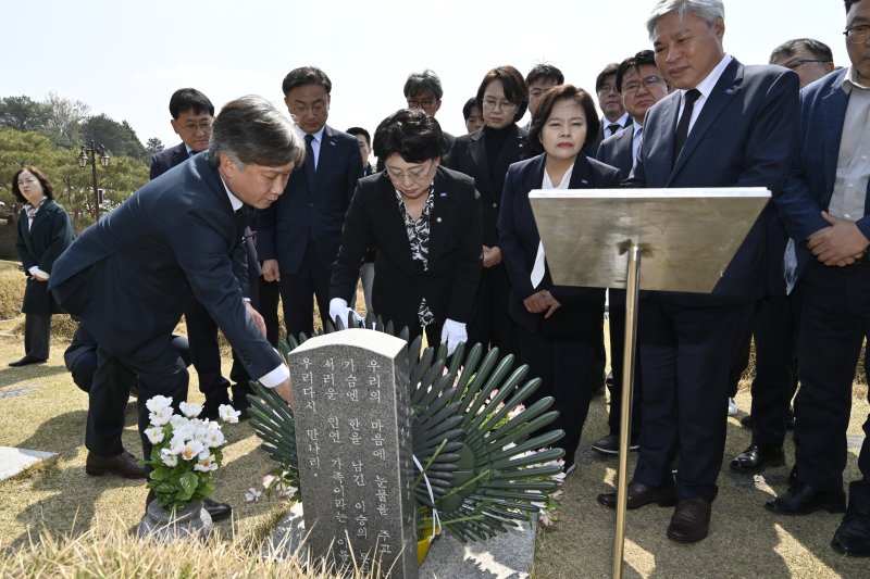 [광주=뉴시스] 박기웅 기자 = 김선민 조국혁신당 대표 권한대행을 비롯한 혁신당 지도부가 최고위원회 전남 담양회의에 앞서 10일 오전 광주 북구 운정동 국립5·18민주묘지 방문해 문재학 열사 묘에 헌화하고 있다. 2025.04.10. pboxer@newsis.com