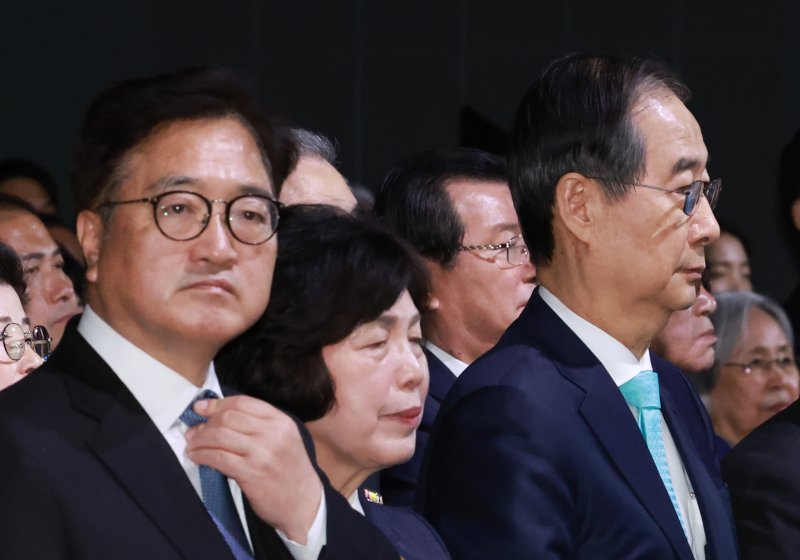 [서울=뉴시스] 최진석 기자 = 한덕수 대통령 권한대행 국무총리와 우원식 국회의장이 11일 서울 서대문구 국립대한민국임시정부기념관에서 열린 대한민국임시정부 수립 106주년 기념식에 참석하고 있다. (대통령실통신사진기자단) 2025.04.11. myjs@newsis.com