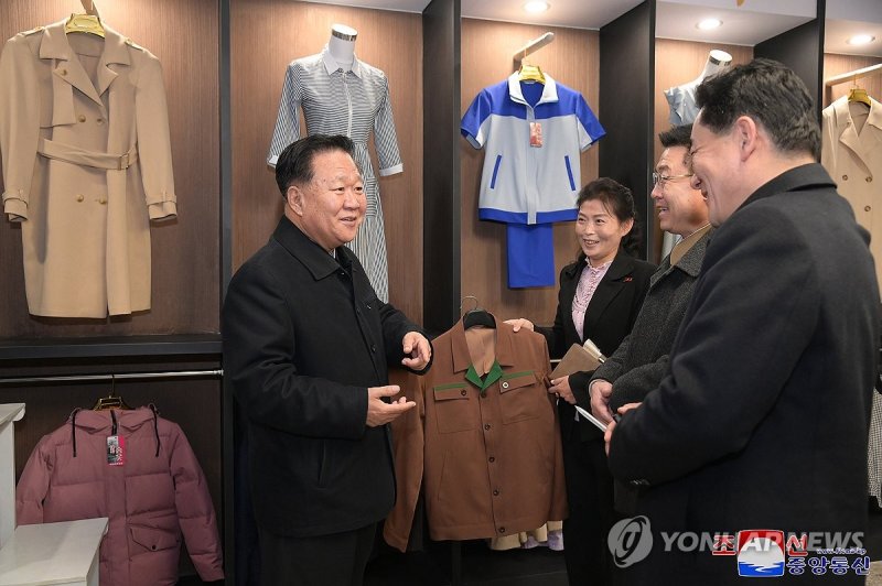 북한 최룡해, 평남 숙천군 지방공업공장 시찰 (출처=연합뉴스)