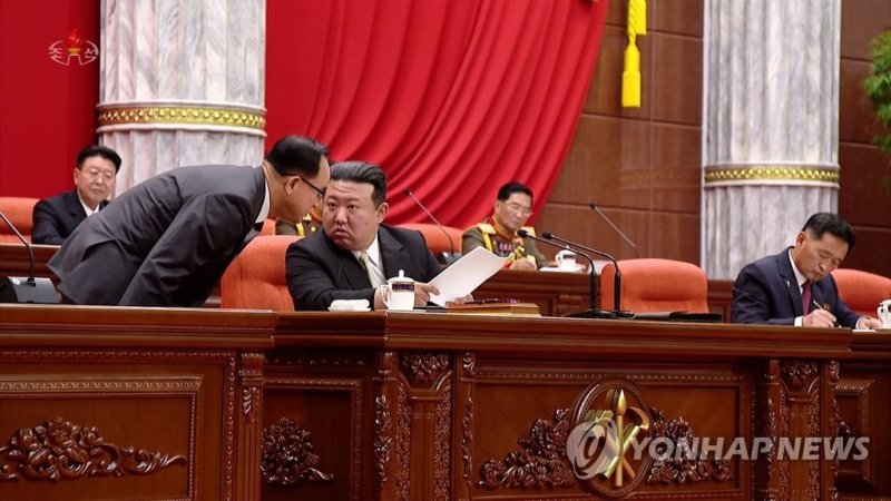 2023년 제8차 전원회의 확대회의에서 조용우너 조직비서와 대화하는 김정은 (출처=연합뉴스)