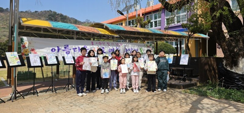 다압초 학생들이 시 낭송회를 가진 뒤 기념사진을 찍고 있다. (전남도교육청 제공, 재판매 및 DB 금지)
