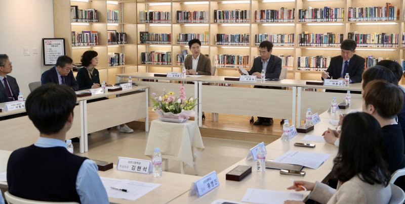 김대중 전남교육감이 '대중교통, 학교방문'으로 순천고등학교와 부영여자고등학교를 찾아 현장 의견을 청취하고 있다. (전남도교육청 제공, 재판매 및 DB 금지)