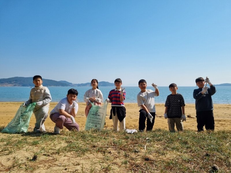 봉래초 학생들이 고흥 나로도 우주 해수욕장 일대에서 해양 환경 정화 활동을 하고 있다.(전남도교육청 제공, 재판매 및 DB 금지)