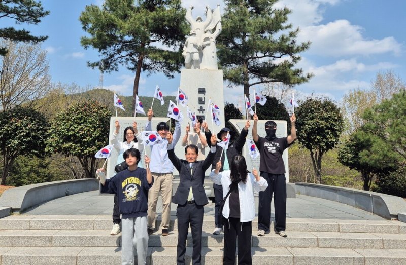 광양 이음학교 학생들이 유당공원에서 3·1 만세 운동을 재현하고 있다. (전남도교육청 제공, 재판매 및 DB 금지)