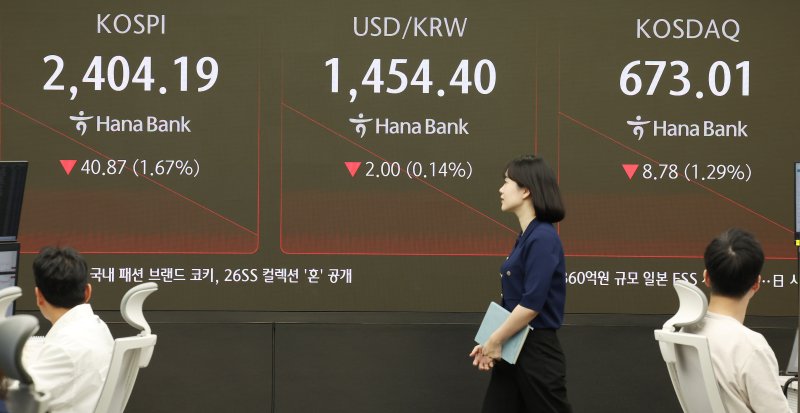 지난 11일 오전 서울 중구 하나은행 본점 딜링룸 전광판에 코스피와 코스닥, 원달러 환율 현황이 표시되고 있다. 2025.4.11/뉴스1 ⓒ News1 장수영 기자