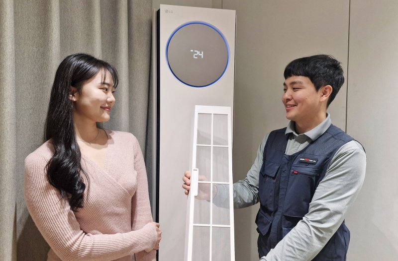 [서울=뉴시스] 최진석 기자 = LG전자는 휘센 에어컨을 사용하는 고객을 위해 이번달 10일 부터 4월 30일 까지 사전점검 서비스를 실시한다고 3일 밝혔다. 사진은 LG전자 서비스 엔지니어가 에어컨 사전점검 서비스를 진행하고 있는 모습. (사진=LG전자 제공) 2025.03.03. photo@newsis.com *재판매 및 DB 금지