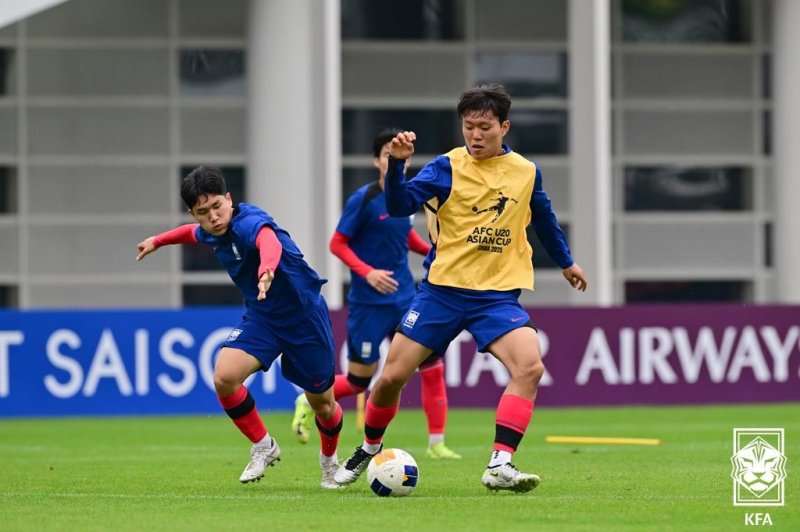 훈련 중인 김호진(오른쪽)(대한축구협회 제공)