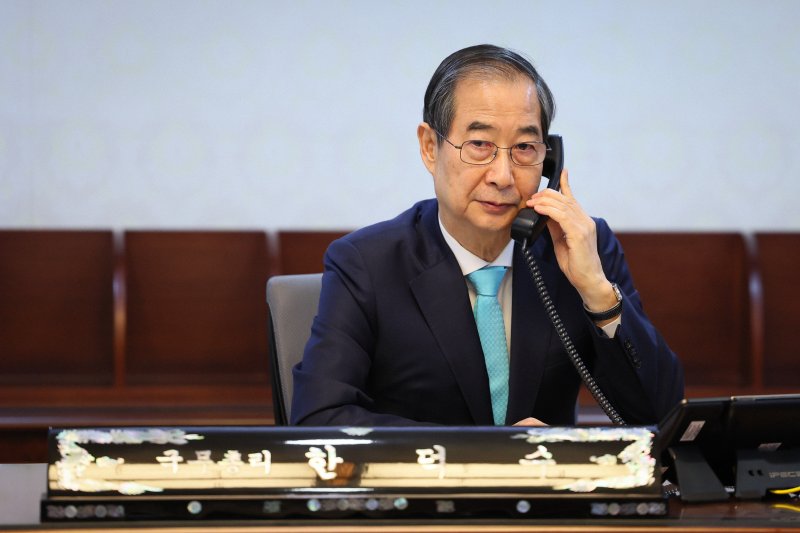 [서울=뉴시스] 최진석 기자 = 한덕수 대통령 권한대행 국무총리가 11일 정부서울청사 집무실에서 소말리아 아덴만 해역에 해외파병 중인 청해부대 44진 부대장(권용구 해군 대령)과 전화 통화하고 있다. (사진=총리실 제공) 2025.04.11. photo@newsis.com *재판매 및 DB 금지