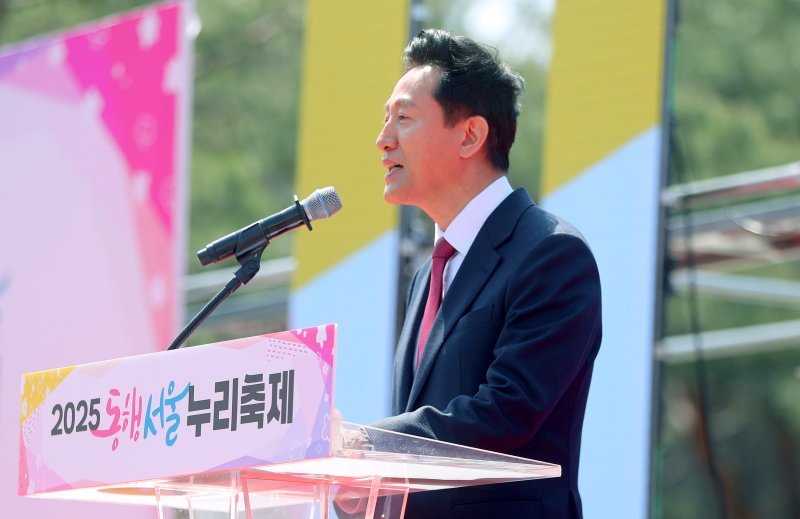 [서울=뉴시스] 김혜진 기자 = 오세훈 서울시장이 11일 오전 서울 영등포구 여의도공원 문화의 마당에서 열린 '2025 동행서울 누리축제'에서 기념사를 하고 있다. 2025.04.11. jini@newsis.com