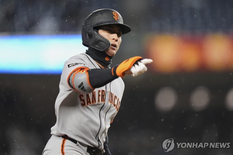 선제 결승 3점 홈런을 치고 동료들에게 세리머니하는 이정후 (출처=연합뉴스)