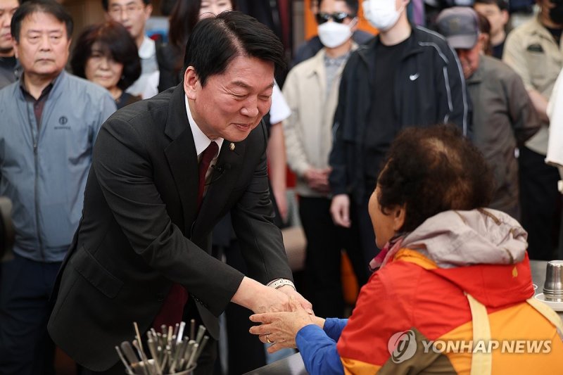 서문시장 상인과 악수하는 안철수 의원 (출처=연합뉴스)