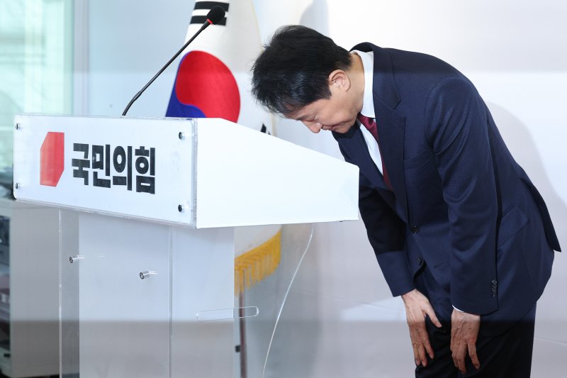 오세훈 서울시장이 12일 오전 서울 여의도 국민의힘 당사에서 가진 긴급 기자회견에서 대선 불출마 선언을 하고 있다. 오 시장은 "국민이 다시 보수에 국정에 책임질 기회를 주시려면 책임 있는 사람의 결단이 절실한 때"라며 "비정상의 정상화를 위해 백의종군으로 마중물 역할을 하겠다"고 말했다. 2025.4.12/뉴스1 ⓒ News1 신웅수 기자