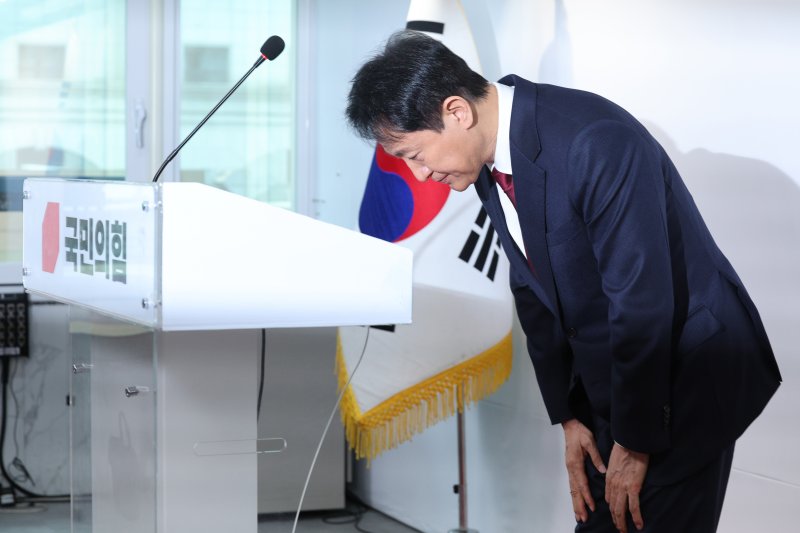 오세훈 서울시장이 12일 오전 서울 여의도 국민의힘 당사에서 가진 긴급 기자회견에서 대선 불출마 선언을 하고 있다. 오 시장은 "국민이 다시 보수에 국정에 책임질 기회를 주시려면 책임 있는 사람의 결단이 절실한 때"라며 "비정상의 정상화를 위해 백의종군으로 마중물 역할을 하겠다"고 말했다. 2025.4.12/뉴스1 ⓒ News1 신웅수 기자