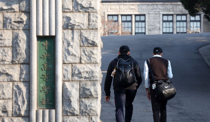 [서울=뉴시스] 홍효식 기자 = 서울 한 고등학교 학생들이 등교하는 모습. 2025.04.03. yesphoto@newsis.com