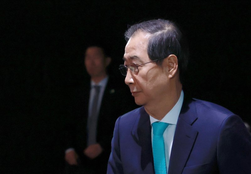 [서울=뉴시스] 최진석 기자 = 한덕수 대통령 권한대행 국무총리가 11일 서울 서대문구 국립대한민국임시정부기념관에서 열린 대한민국임시정부 수립 106주년 기념식에 기념사를 위해 이동하고 있다. (대통령실통신사진기자단) 2025.04.11. myjs@newsis.com