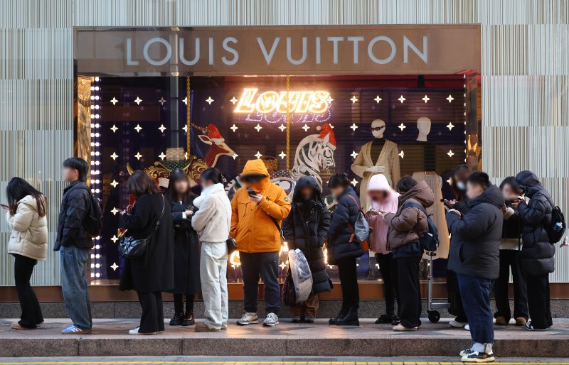 [서울=뉴시스] 황준선 기자 = 명품 브랜드 에르메스(Hermes)가 오는 3일부터 가방, 의류, 장신구 등의 제품 가격을 평균 10% 이상 인상할 것으로 알려졌다. 루이비통, 샤넬, 구찌, 프라다 등 주요 명품 브랜드들도 연초 주요 품목 가격을 인상할 전망이다. 사진은 2일 오전 서울 시내 한 백화점을 찾은 시민들이 개점을 기다리는 모습. 2025.01.02. hwang@newsis.com