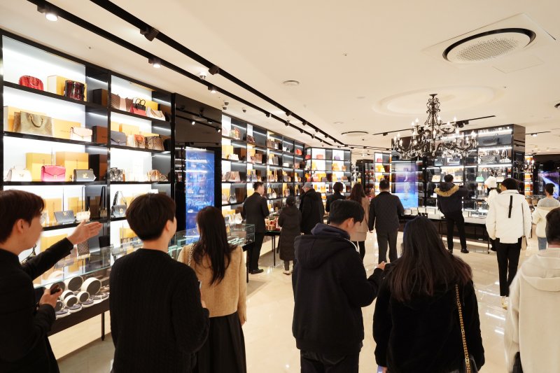 민트급 명품 전문 캉카스백화점 매장이 고객들로 북적이고 있다. *재판매 및 DB 금지