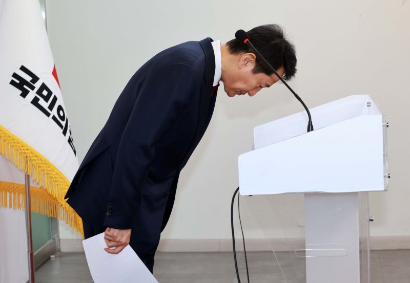 [서울=뉴시스] 고범준 기자 = 오세훈 서울시장이 12일 서울 영등포구 국민의힘 중앙당사에서 제21대 대통령 선거 관련 긴급 기자회견을 하기 전 인사하고 있다. 오 시장은 국민이 진심으로 '보수가 새롭게 태어났다, 기대할 수 있겠다'고 체감할 수 있다면 미약하게나마 제 한 몸 기꺼이 비켜드리고 승리의 길을 열어드려야겠다고 결심했다며 '비정상의 정상화를 위해 마중물 역할을 하겠다'고 밝혔다. 오 시장은 제21대 대통령 선거 불출마를 선언했다. 2025.04.12. bjko@newsis.com