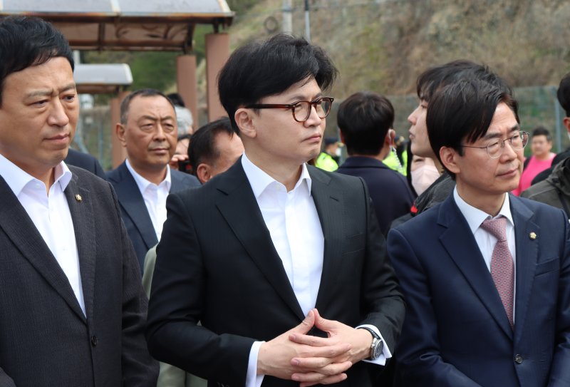한동훈 국민의힘 전 대표가 12일 가덕신도시공항 부지를 방문해 현장 관계자의 브리핑을 듣고 있다. (한동훈 캠프 제공. 재판매 및 DB 금지) 2025.4.12/뉴스1 ⓒ News1 김민지 기자