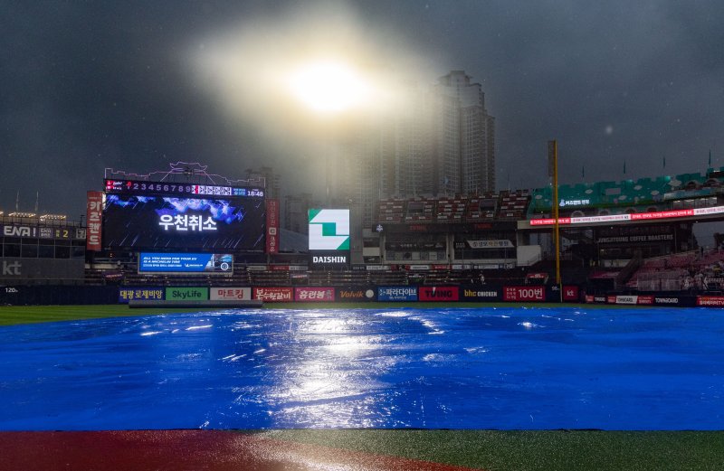 23일 오후 경기도 수원시 장안구 수원KT위즈파크에서 열린 프로야구 '2024 신한 SOL 뱅크 KBO리그' kt위즈와 SSG랜더스의 경기가 우천취소 알림이 전광판에 나오고 있다. 2024.7.23/뉴스1 ⓒ News1 이재명 기자