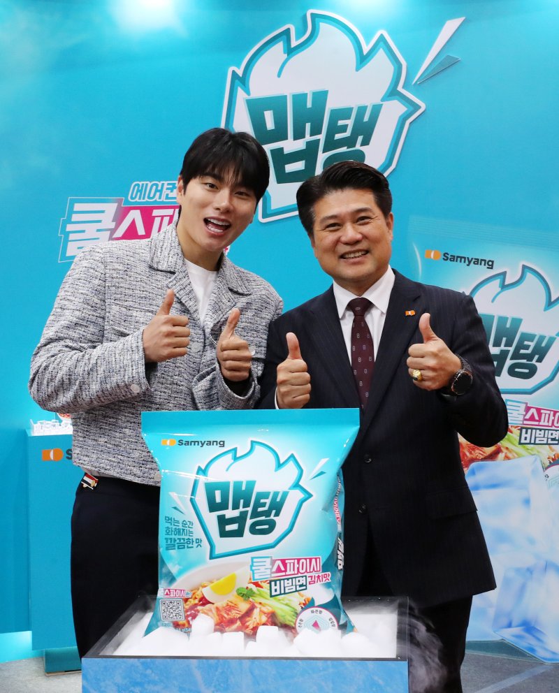 [서울=뉴시스] 김혜진 기자 = 배우 이이경(왼쪽), 김동찬 삼양식품 대표가 4일 서울 강서구 코엑스 마곡에서 열린 대한민국라면박람회를 찾아 포즈를 취하고 있다. 2025.04.04. jini@newsis.com