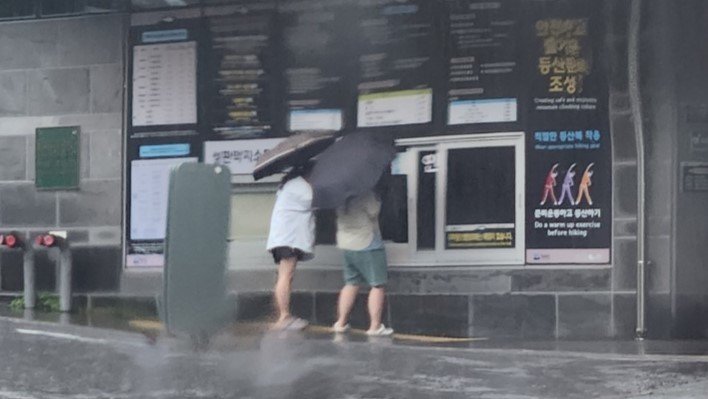 탐방로가 통제된 제주 한라산 성판악 안내소에서 관광객들이 탐방문의를 하고 있다. 2023.6.25/뉴스1 ⓒ News1 강승남 기자