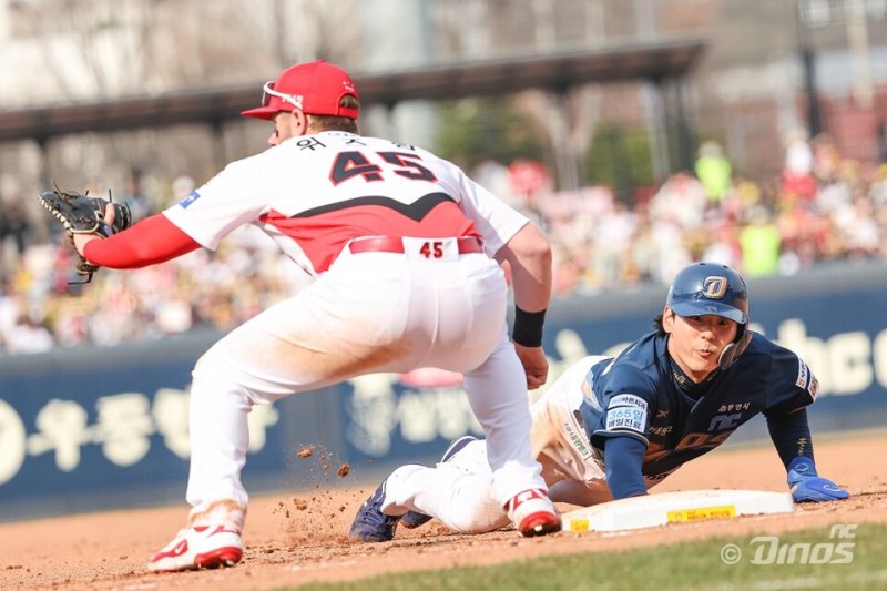 [서울=뉴시스] 프로야구 NC 다이노스 김성욱이 지난 3월23일 광주-기아 챔피언스필드에서 열린 2025 신한 쏠뱅크 KBO리그 KIA 타이거즈와의 경기에서 1루 베이스에 손을 뻗고 있다. (사진=NC 다이노스 제공) 2025.03.23. *재판매 및 DB 금지