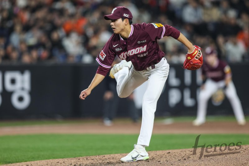 [서울=뉴시스] 프로야구 키움 히어로즈 김서준이 지난 11일 대전 한화생명볼파크에서 열린 2025 신한 쏠뱅크 KBO리그 한화 이글스와의 경기에 등판해 투구를 선보이고 있다. (사진=키움 히어로즈 제공) 2025.04.11. *재판매 및 DB 금지