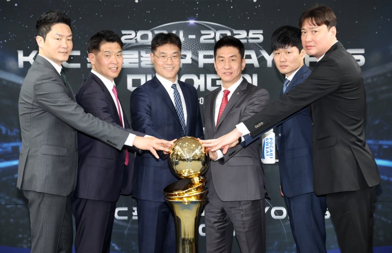 [서울=뉴시스] 김명년 기자 = 지난 10일 오전 서울 강남구 KBL센터에서 열린 2024-2025 KCC 프로농구 플레이오프 미디어데이에 참석한 감독들이 기념촬영하고 있다. 왼쪽부터 전희철 SK 감독, 조상현 LG 감독, 조동현 현대모비스 감독, 김상식 정관장 감독, 강혁 한국가스공사 감독, 송영진 KT 감독. 2025.04.10. kmn@newsis.com