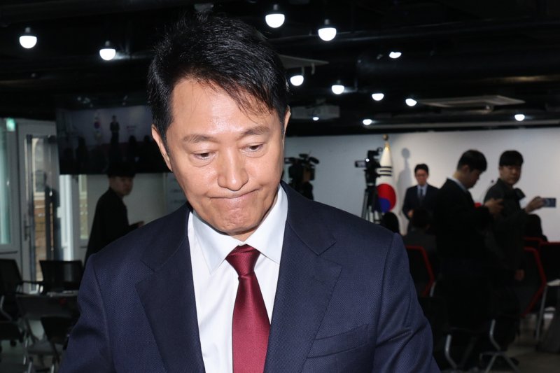 오세훈 서울시장이 12일 오전 서울 여의도 국민의힘 당사에서 가진 긴급 기자회견에서 대선 불출마 선언을 마친 후 회견장을 나서고 있다. 오 시장은 "국민이 다시 보수에 국정에 책임질 기회를 주시려면 책임 있는 사람의 결단이 절실한 때＂라며 ＂비정상의 정상화를 위해 백의종군으로 마중물 역할을 하겠다＂고 말했다. 2025.4.12/뉴스1 ⓒ News1 신웅수 기자