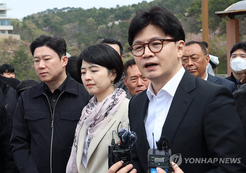 한동훈, 가덕도신공항 부지 방문 (출처=연합뉴스)