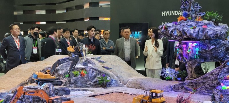 서울모빌리티쇼 찾은 신동빈 롯데그룹 회장 (출처=연합뉴스)