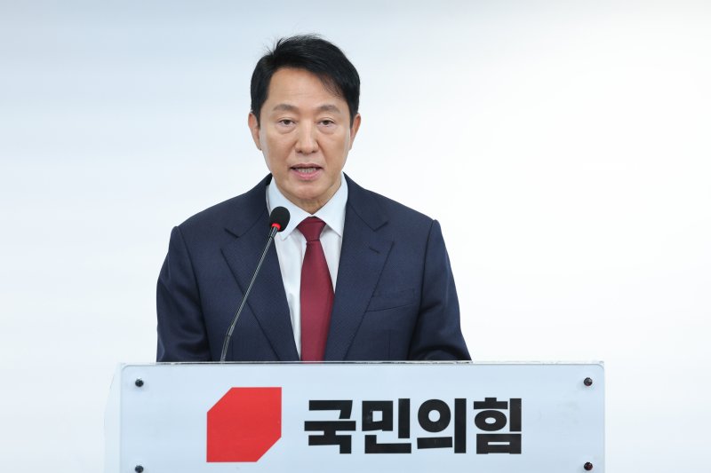 오세훈 서울시장이 12일 오전 서울 여의도 국민의힘 당사에서 가진 긴급 기자회견에서 대선 불출마 선언을 하고 있다. 오 시장은 "국민이 다시 보수에 국정에 책임질 기회를 주시려면 책임 있는 사람의 결단이 절실한 때"라며 "비정상의 정상화를 위해 백의종군으로 마중물 역할을 하겠다"고 말했다. 2025.4.12/뉴스1 ⓒ News1 신웅수 기자