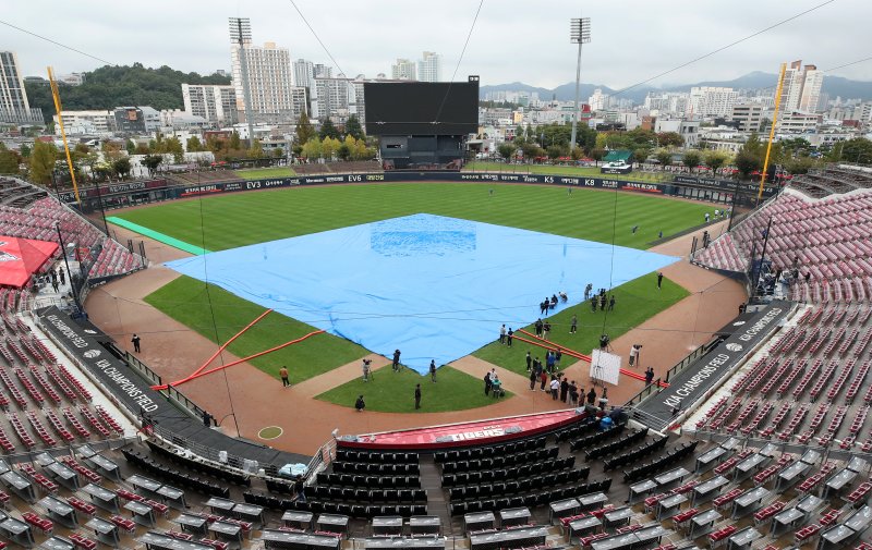 22일 오후 프로야구 '2024 신한 SOL 뱅크 KBO 포스트시즌' 한국시리즈 1차전 서스펜디드 게임과 2차전이 우천으로 순연된 가운데 광주 기아챔피언스필드 그라운드에 방수포가 덮혀 있다. 2024.10.22/뉴스1 ⓒ News1 오대일 기자