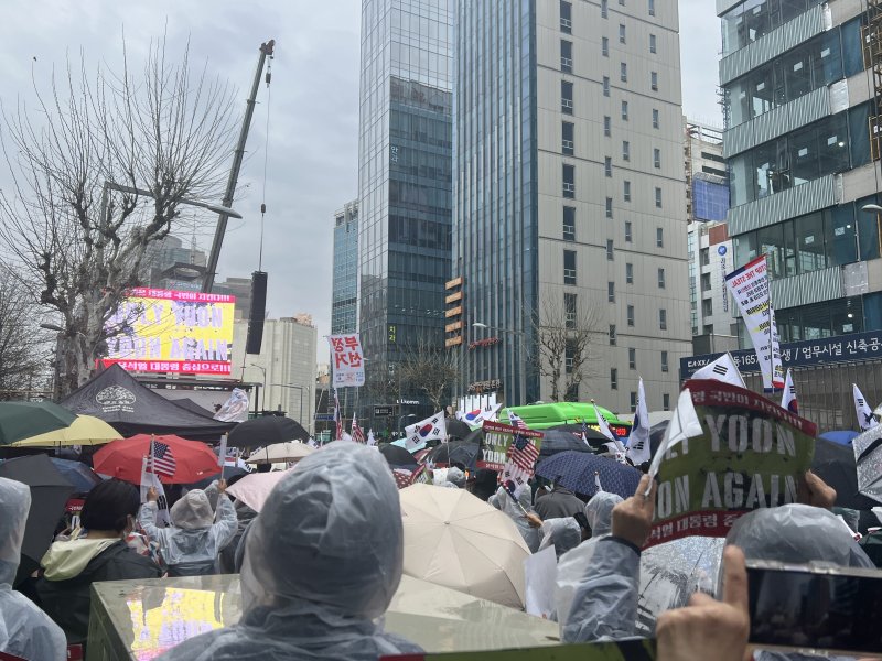 12일 오후 2시부터 윤석열 전 대통령 지지자들이 교대역 근처에서 '윤 어게인' 집회를 열고 있다. 2025.04.12/뉴스1 ⓒ 뉴스1 김민수 기자