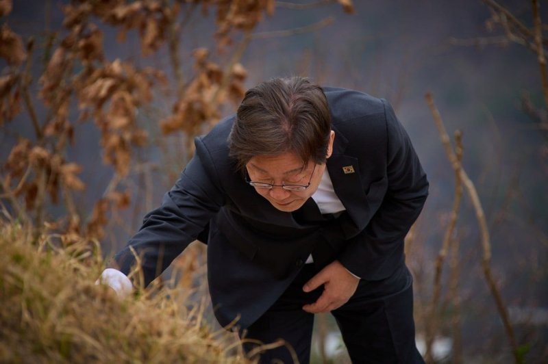 이재명, 고향 안동 찾아 부모 선영 참배 (출처=연합뉴스)