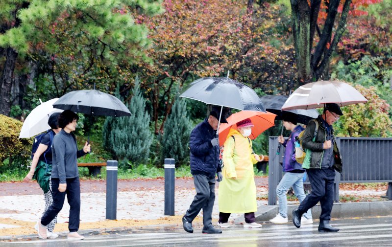 1일 오전 광주전남에 최대 60㎜의 비가 예고된 가운데 광주 서구 상무지구에 시민들이 우산을 쓰고 걸어가고 있다. 2024.11.1/뉴스1 ⓒ News1 김태성 기자